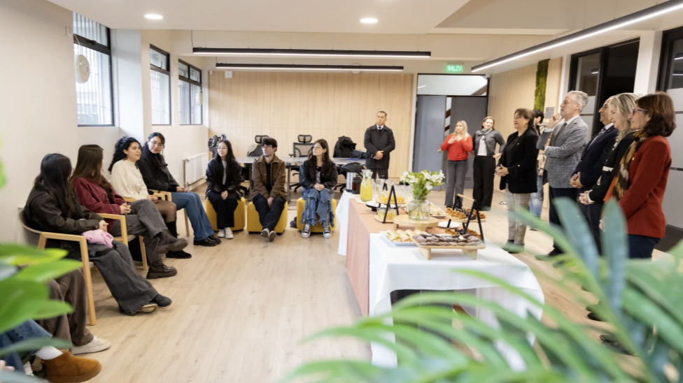 Los 17 estudiantes UdeC que vivirán la experiencia de movilidad internacional en su encuentro con la Rectora UdeC, Jacqueline Sepúlveda. Crédito: Esteban Paredes Drake, Dircom UdeC.